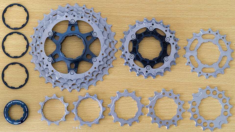 参考実写: Shimano ULTEGRA CS-R8000 · 分解状態 · 歯数構成未確認